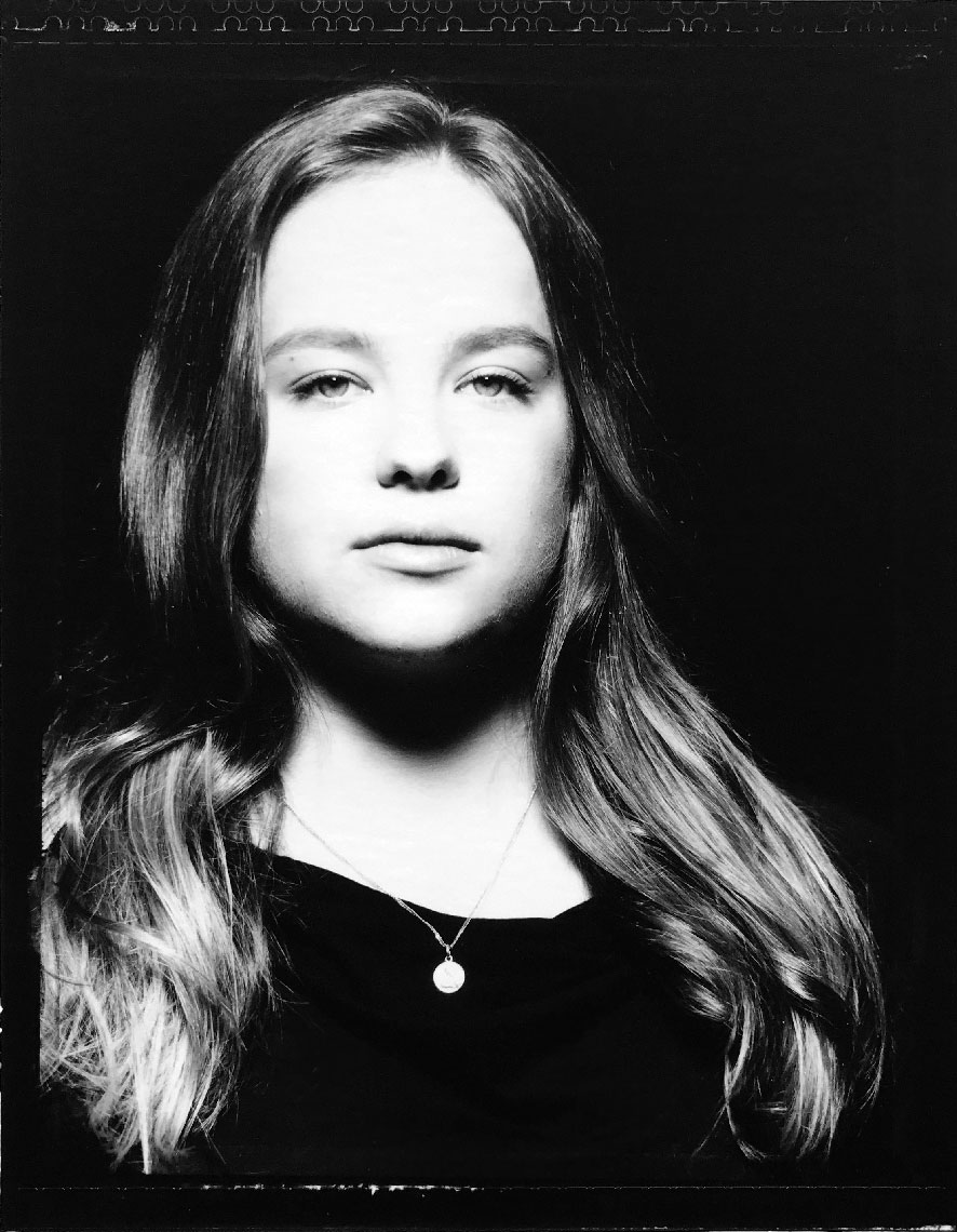 Портрет девушки, снятый на плёнку Polaroid 55PN