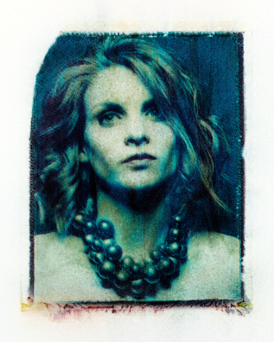 Женский портрет, снятый на плёнку Polaroid 669