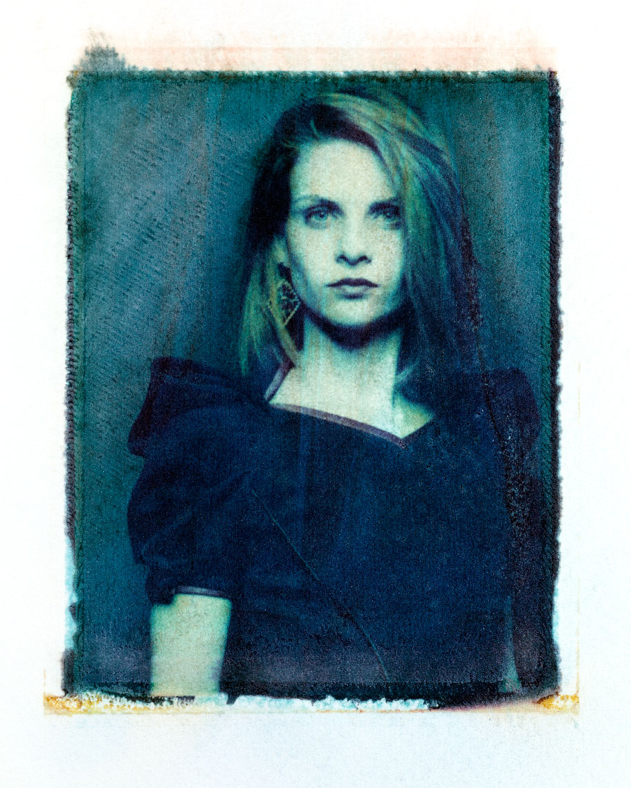 Женский портрет, снятый на плёнку Polaroid 669, перенос изображения